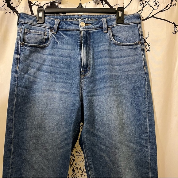 American Eagle Mom Jeans High Rise Straight Leg Medium Wash Denim Size 10 - Picture 2 of 13